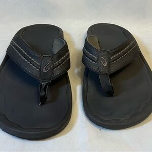 OluKai Men's Black Leather-Style Thong Sandals 11